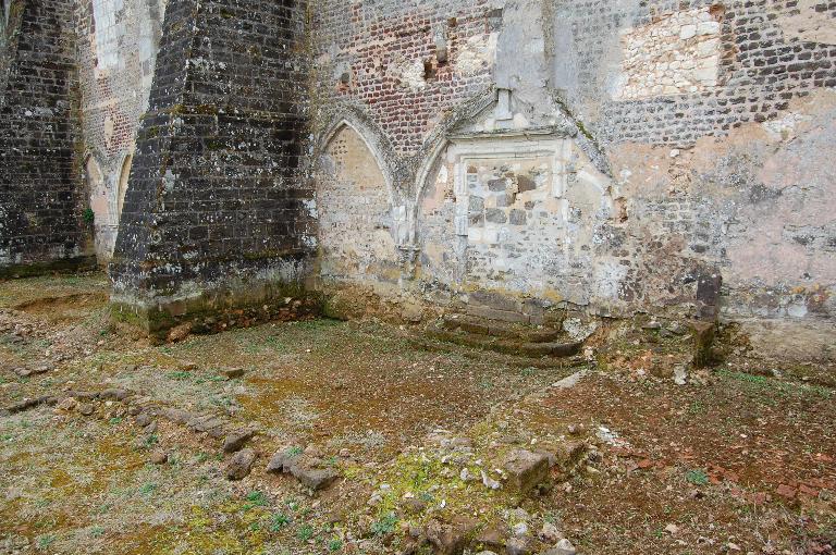 Élévation nord, arcades de l'ancien cloître et porte d'accès murée à l'église (fondations des murs du cloître visibles au premier plan).