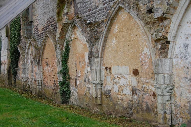 Élévation nord, arcades du cloître et départ des voûtes d'ogives.