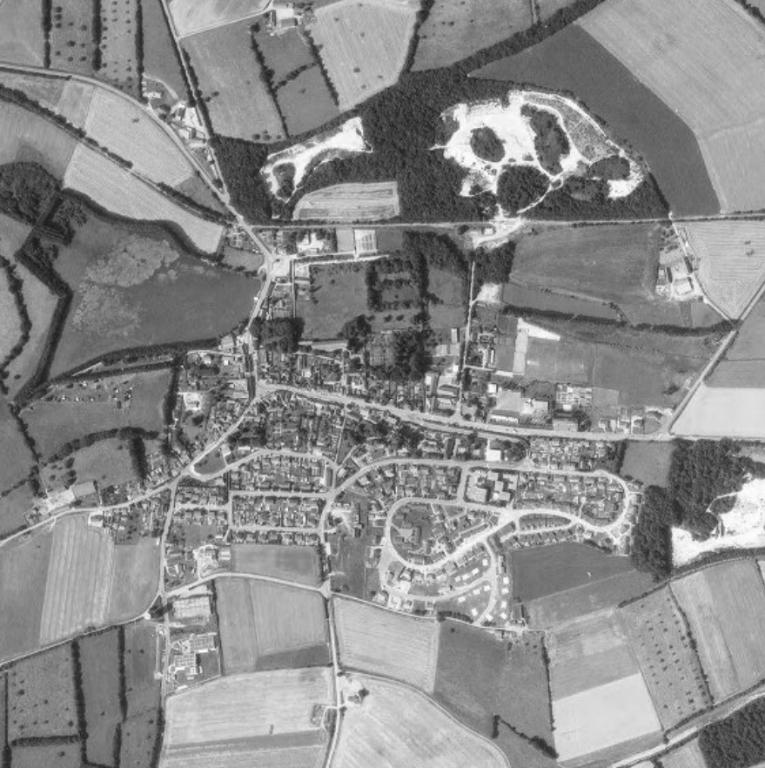 Vue aérienne du bourg en 1983 réalisé par l'IGN (source : http://geoportail.gouv.fr/)