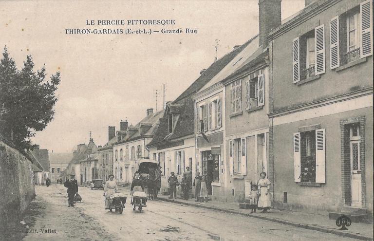 Rue du Commerce, vue vers l'ouest (carte postale vers 1920 - collection particulière Victor Provôt).