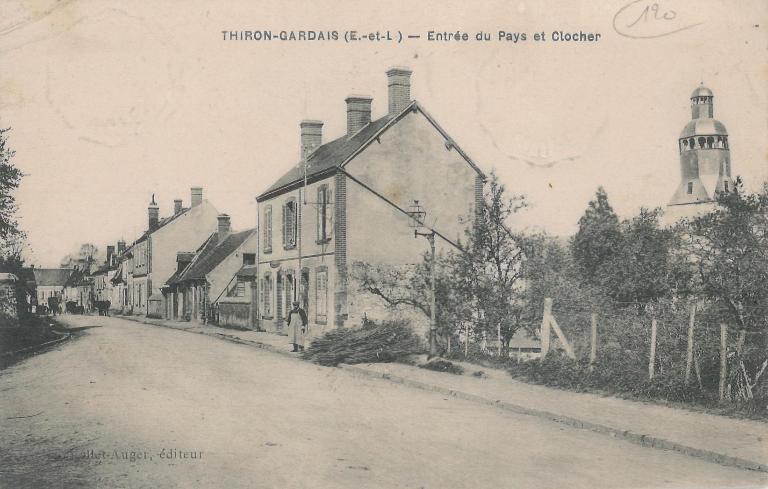 Entrée de bourg depuis l'est (carte postale vers 1925 - collection particulière Victor Provôt).