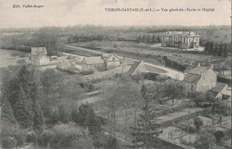 Partie est du bourg (les écoles et l'hôpital), vue depuis le clocher de l'église (carte postale vers 1900 - collection particulière Victor Provôt).