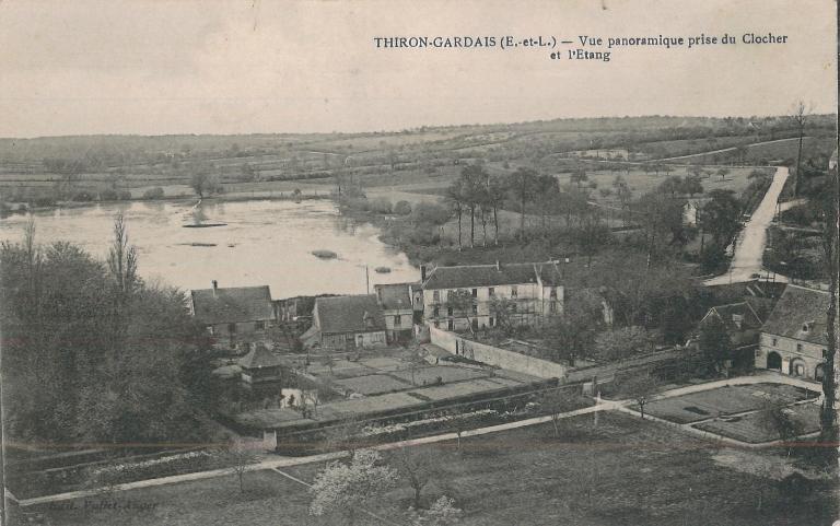 Partie nord-ouest du bourg, vue depuis le clocher de l'église (carte postale vers 1920 - collection particulière Victor Provôt).