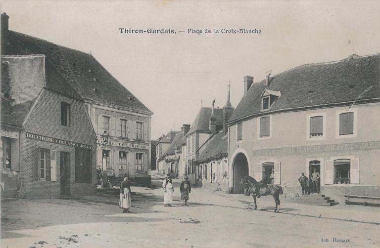 Place du Marché - auberge de la Croix Blanche (carte postale vers 1920 - collection particulière Victor Provôt).