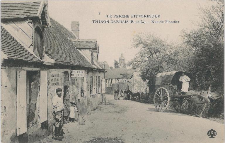 Rue Alfred Chasseriaud, vue vers le nord (carte postale début 20e siècle - collection particulière Victor Provôt).
