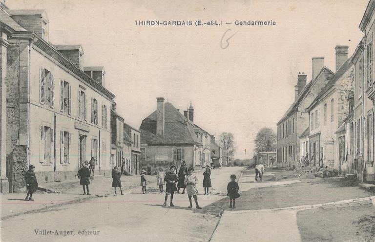 Rue du Commerce - ancienne gendarmerie, vue depuis l'ouest (carte postale vers 1920 - collection particulière Victor Provôt).