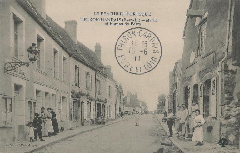 Rue du Commerce, ancienne mairie et bureau de poste, vue depuis l'ouest (carte postale vers 1910 - collection particulière Victor Provôt).