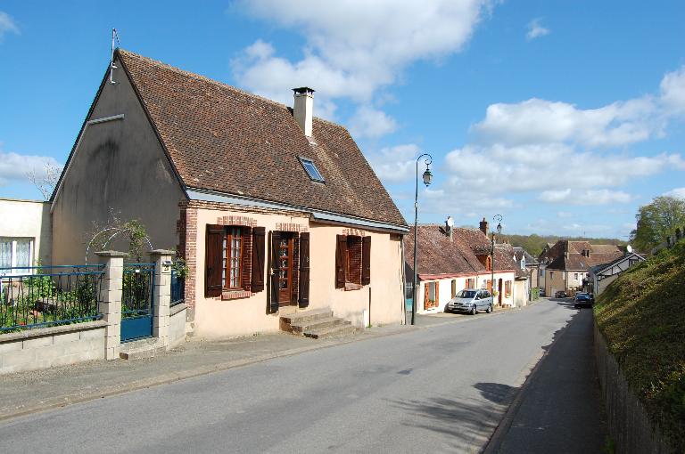 Rue Alfred Chasseriaud, vue vers le nord-est. ; Alignement de maisons au bourg, rue Alfred Chasseriaud.