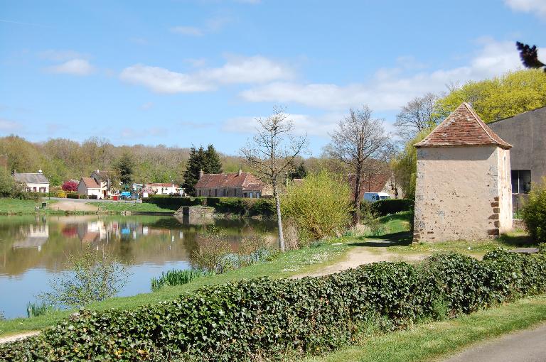 Vue de l'étang, de la guérite de garde et de la partie nord du bourg.