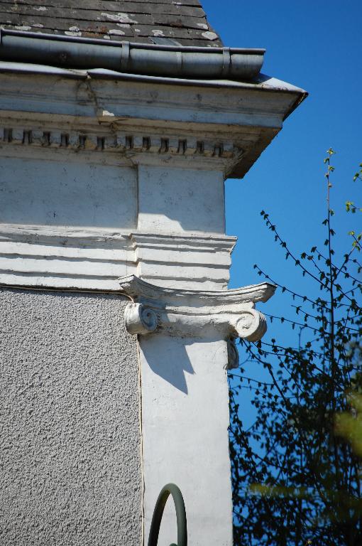 2, place du Marché, ancienne auberge de la Fleur de Lys, vue de détail des décors d'inspiration classique : chapiteau ionique, entablement, corniche denticulée.