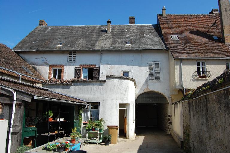 2, place du Marché, ancienne auberge de la Fleur de Lys, vue depuis la cour : corps de logis et de passage, écurie en retour d'équerre à gauche.
