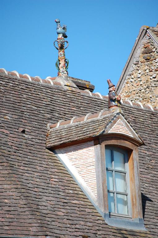 6, place du Marché, ancienne auberge de la Croix Blanche, vue de détail d'une lucarne avec épis de faîtage (restauration).