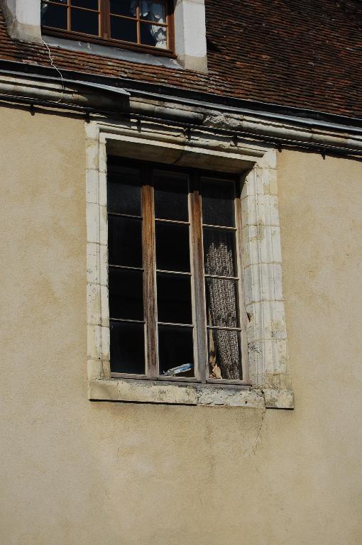 1, rue du Commerce, vue de détail de la fenêtre de l'étage à chambranle de style classique.