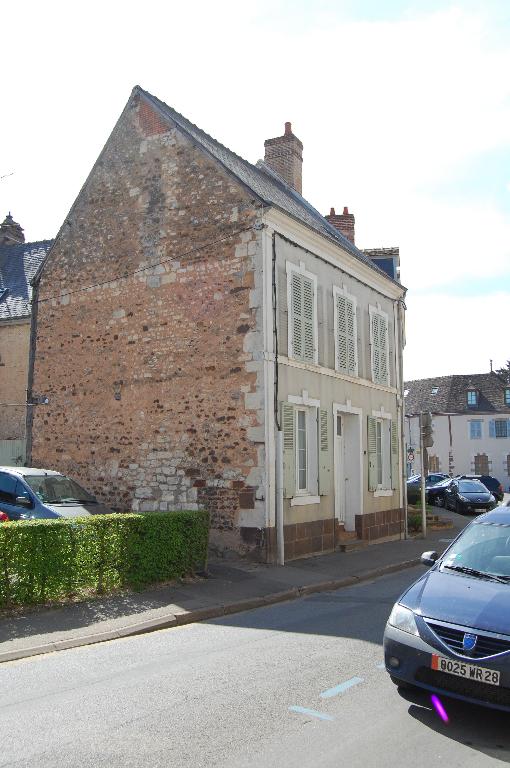2, rue du Commerce, ancien office notarial : maison en partie reconstruite 2e moitié 19e siècle.