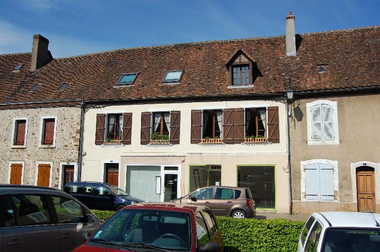 5, rue du Commerce, ancienne mairie, école, justice de paix et bureau de poste au 19e siècle.