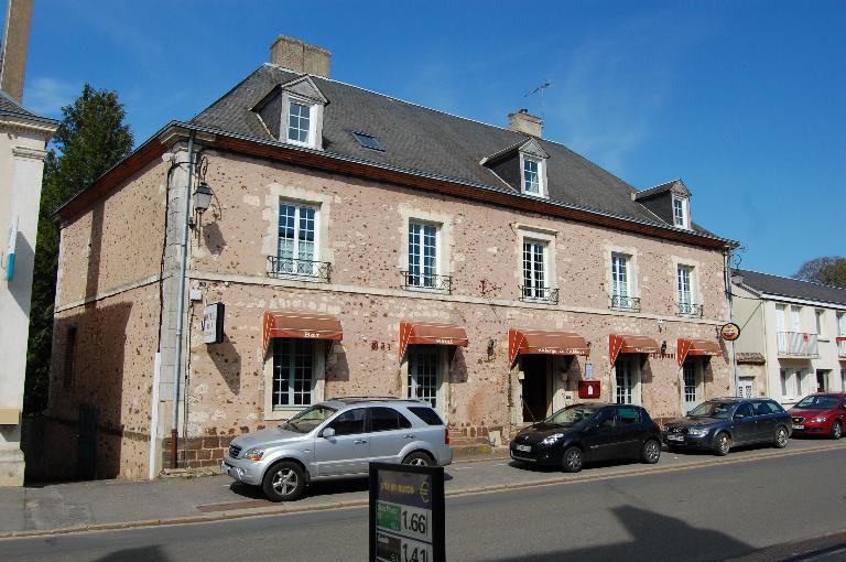 15, rue du Commerce, ancienne gendarmerie (3e quart 19e siècle) devenue hôtel et restaurant.