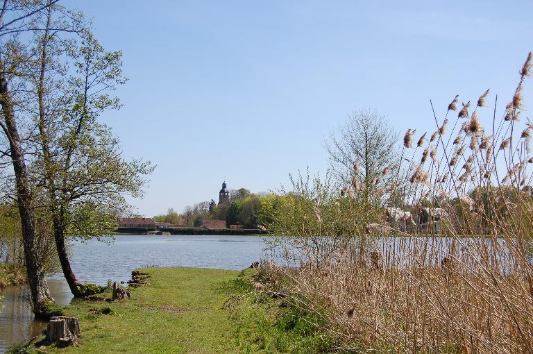 Vue lointaine du bourg depuis le nord-ouest.