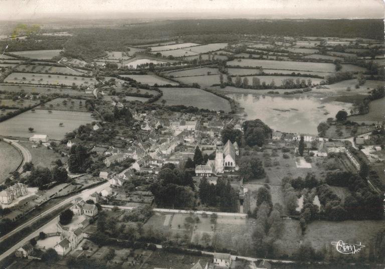 Vue aérienne du bourg depuis l’est (carte postale - 2e quart 20e siècle - collection particulière Victor Provôt).