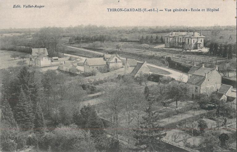 Vue de la partie est du bourg depuis le clocher de l’église abbatiale (carte postale - 1908 - collection particulière Victor Provôt).