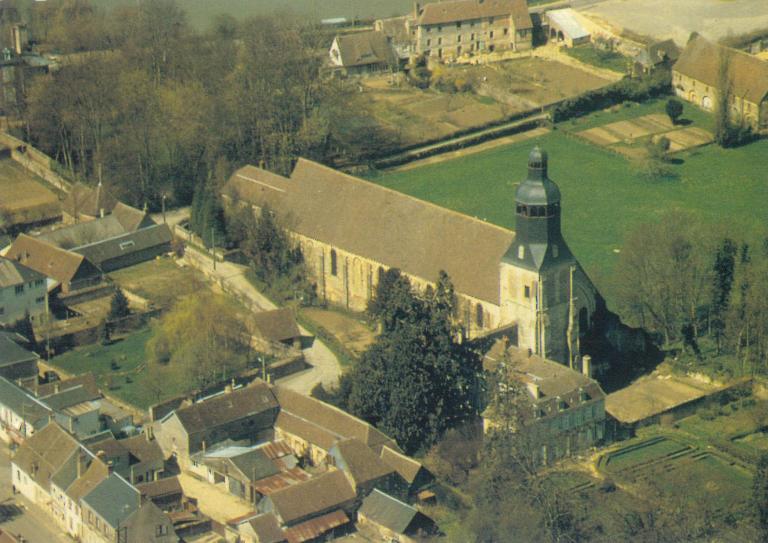 Vue aérienne de l’église abbatiale (carte postale - 3e quart 20e siècle - collection particulière Victor Provôt).