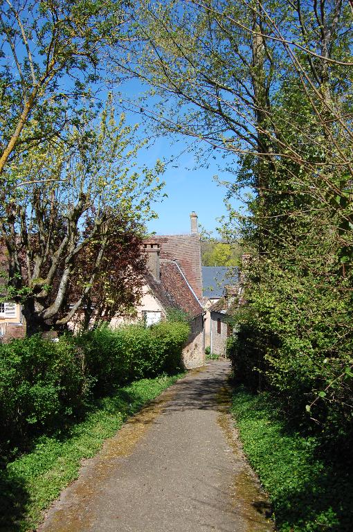 Le bourg, vue de la ruelle des Jardins.