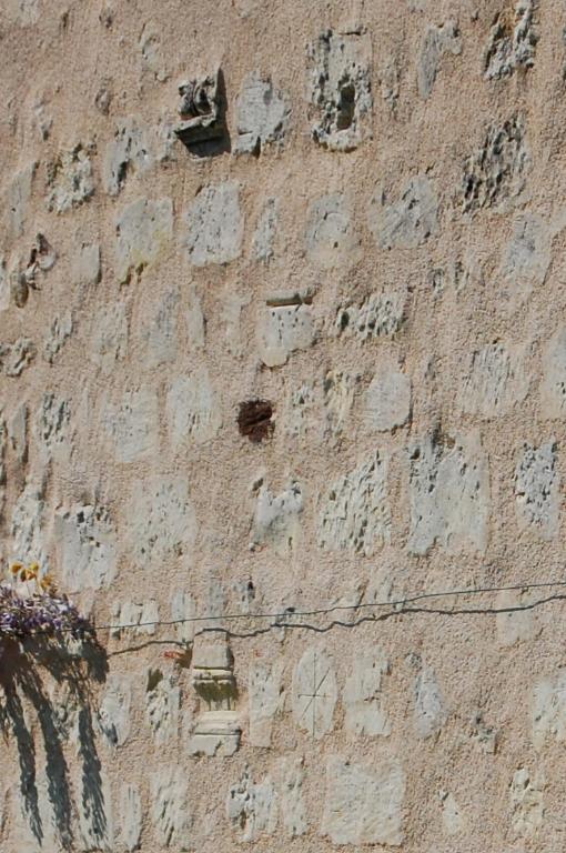 Remploi de pierres provenant de l’abbaye dans le pignon d’une ferme à la Brosse.