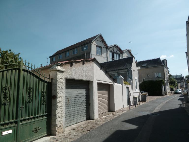 Un ensemble entrepreneurial rue du Port.