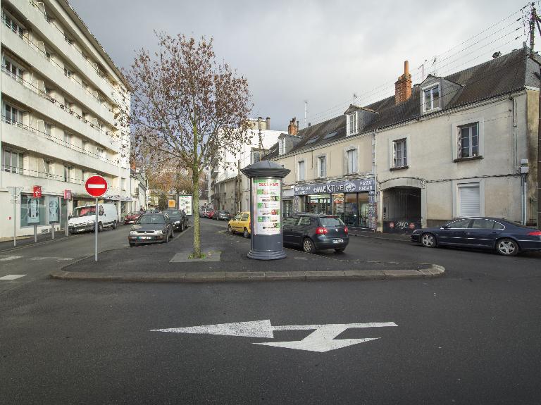 Place Sainte-Anne, vue vers l'est. .