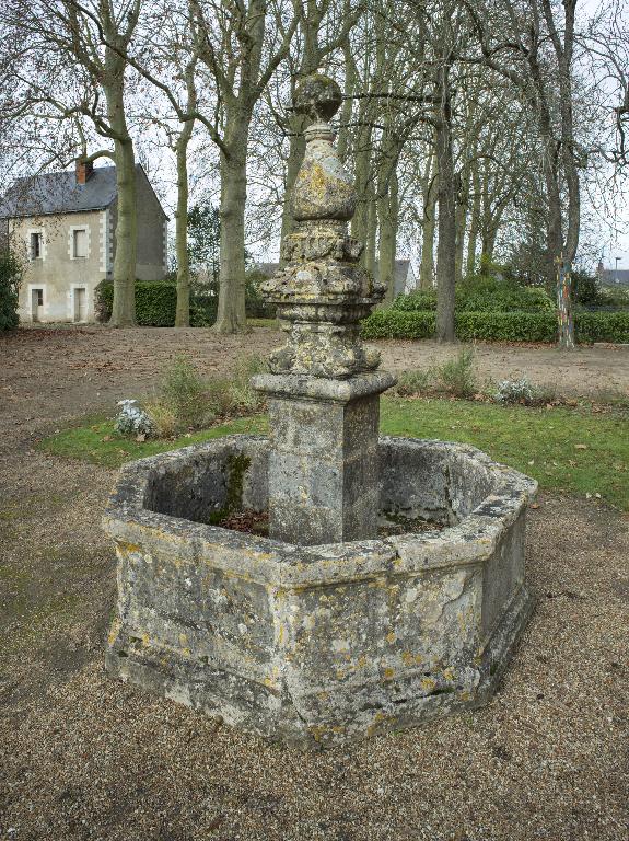 La fontaine provenant du couvent des Minimes.