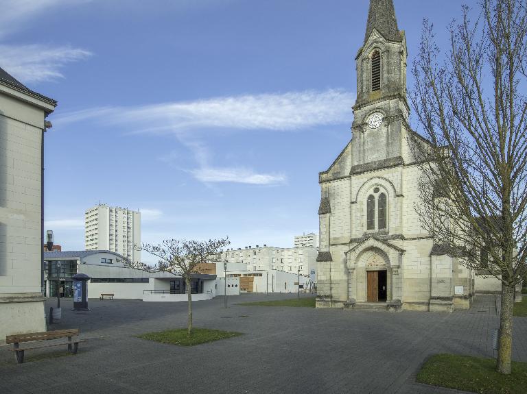 L'église Sainte-Anne ; L'église.