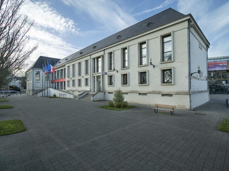La Mairie ; L'hôtel du ville ; vue générale sud est.
