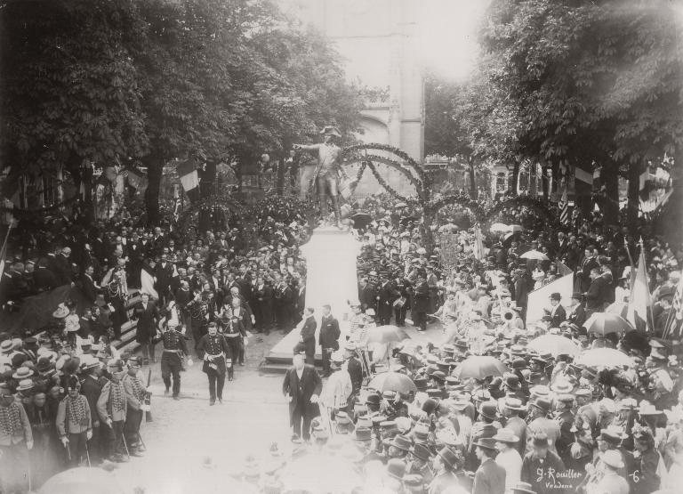 Photographie de l'inauguration en juin 1900 : le départ des officiels, avec l'ambassadeur Porter (Images et sons en Vendômois).