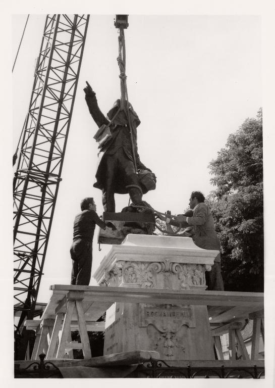 Pose du nouveau bronze en 1974 sur le socle laissé vide depuis l'Occupation (Images et sons en Vendômois).
