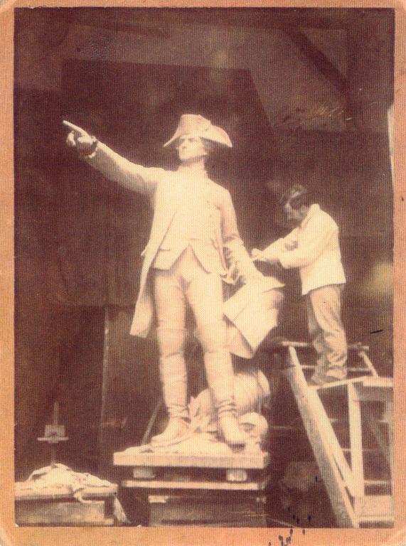 Fernand Hamar travaillant à l'aggrandissement de la statue de Rochambeau de Vendôme pour Washington en 1901-1902 (Images et sons en Vendômois).