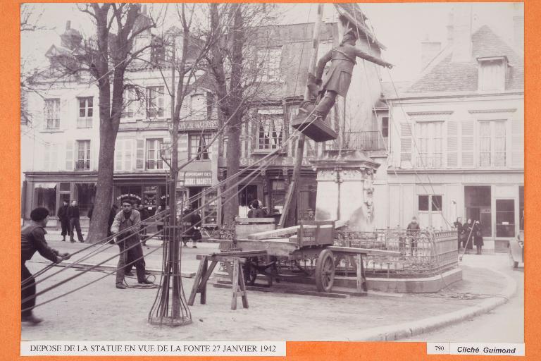 Photographie de l'enlèvement le 27 janvier 1942 de la statue en bronze (Images et sons en Vendômois).