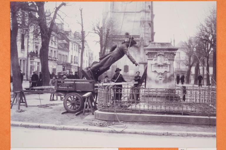 Photographie de l'enlèvement le 27 janvier 1942 de la statue en bronze (Images et sons en Vendômois).