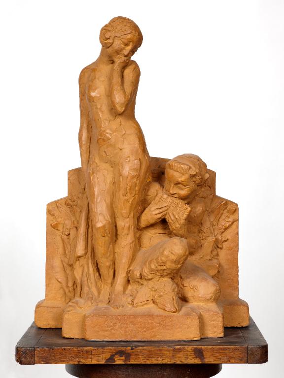 Étude en plâtre teinté terre cuite pour le groupe du Printemps exposé dans la roseraie du jardin de l'évêché à Blois. (Musée des Beaux-Arts de Blois). ; Vue d'ensemble.