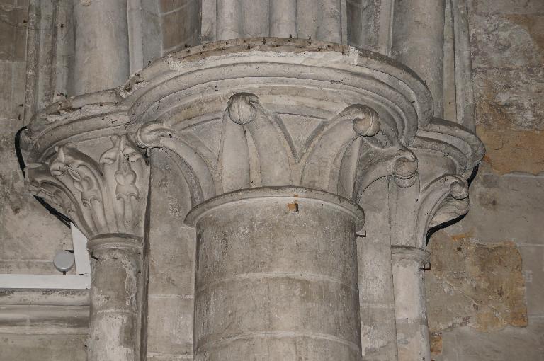 Détail, colonnes et chapiteaux à crochets, choeur.