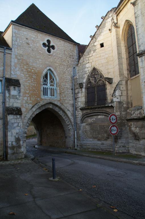 Bas-côté sud et porte de l'abbaye Saint-Denis, vus de l'est (2013).