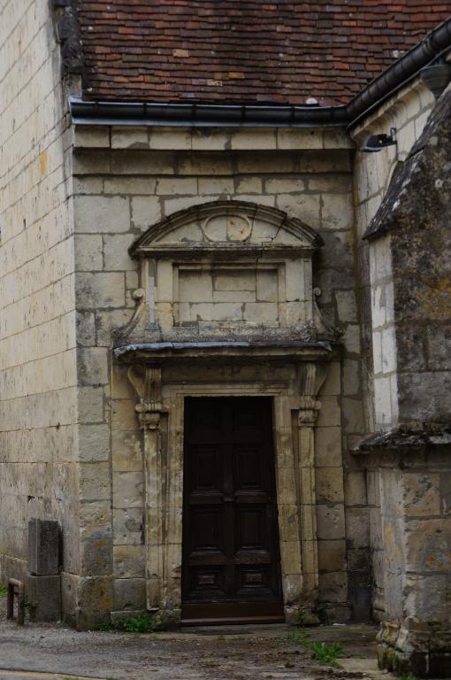 Sacristie, vue de détail, porte atticurge, vue du sud-ouest (2013).