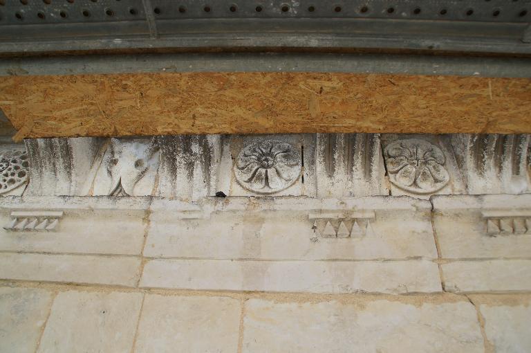 Clocher, vue de détail du couronnement (2014).