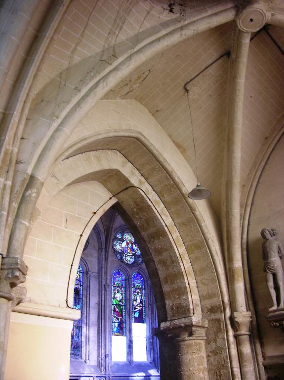Bas-côté sud, intérieur, détail de la grande arcade de la 6ème travée.
