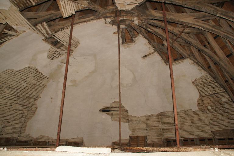 Choeur, comble, voûte lambrissée et charpente à chevrons formant ferme.