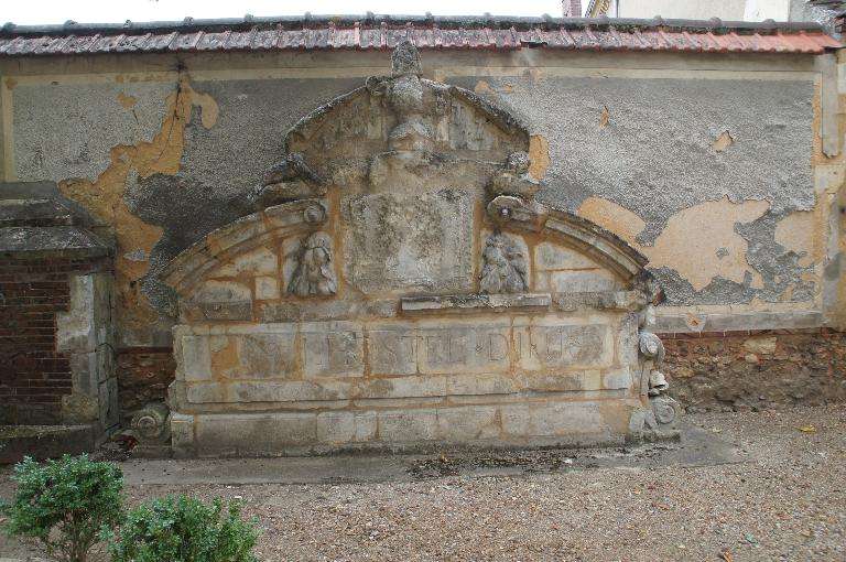 Ancien édicule du portail de l'Hôtel-Dieu.