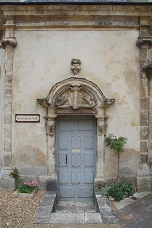 Vue d'ensemble de la porte du mausolée.