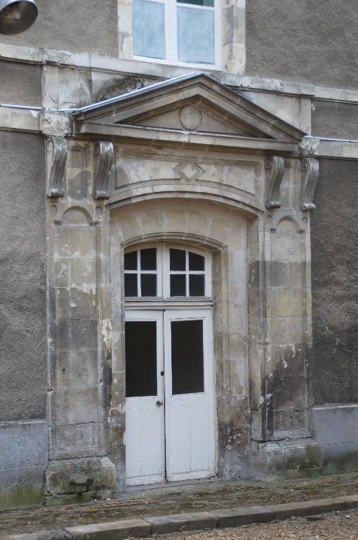 Bâtiment A, détail de la porte ouest. 