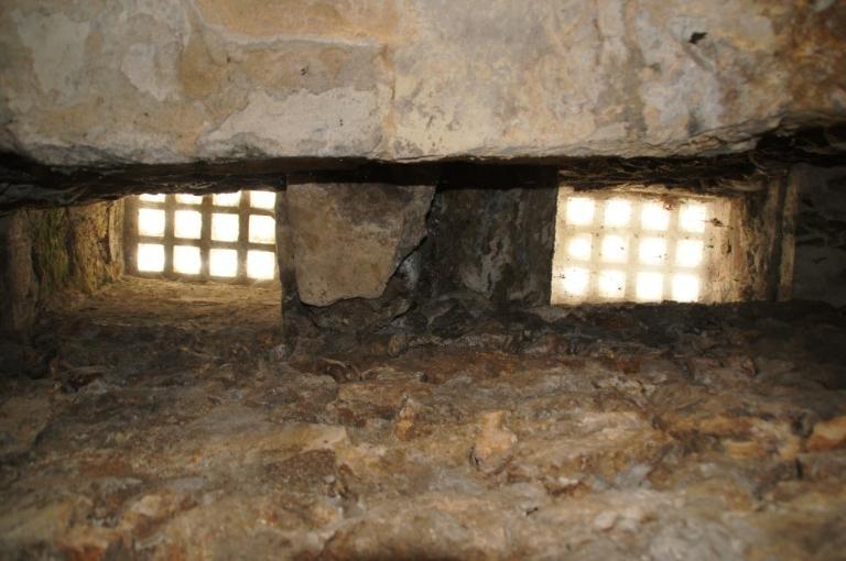 Bâtiment C, cave, détail des "latrines".