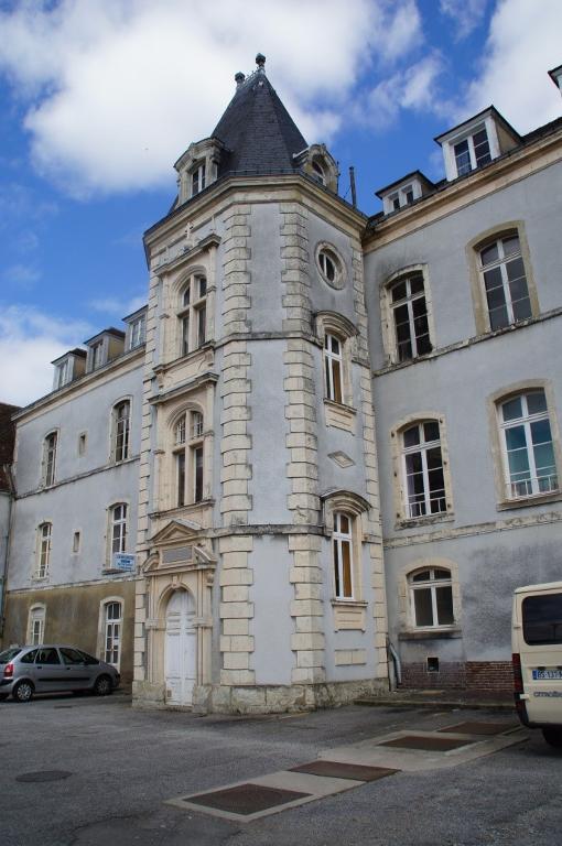 Bâtiment C, élévation ouest et sud de la tour d'escalier.