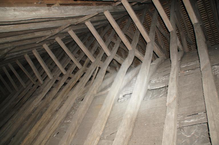 Nef, comble, voûte lambrissée et charpente à chevrons formant fermes.