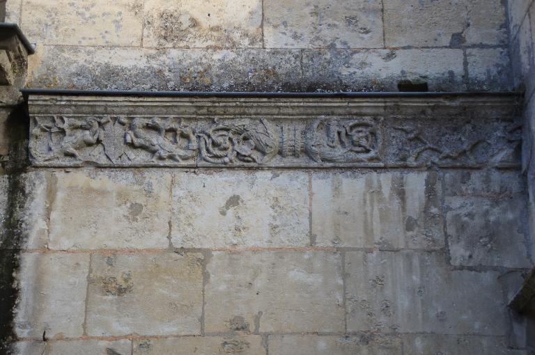 Nef, mur pignon ouest, détail du bandeau.